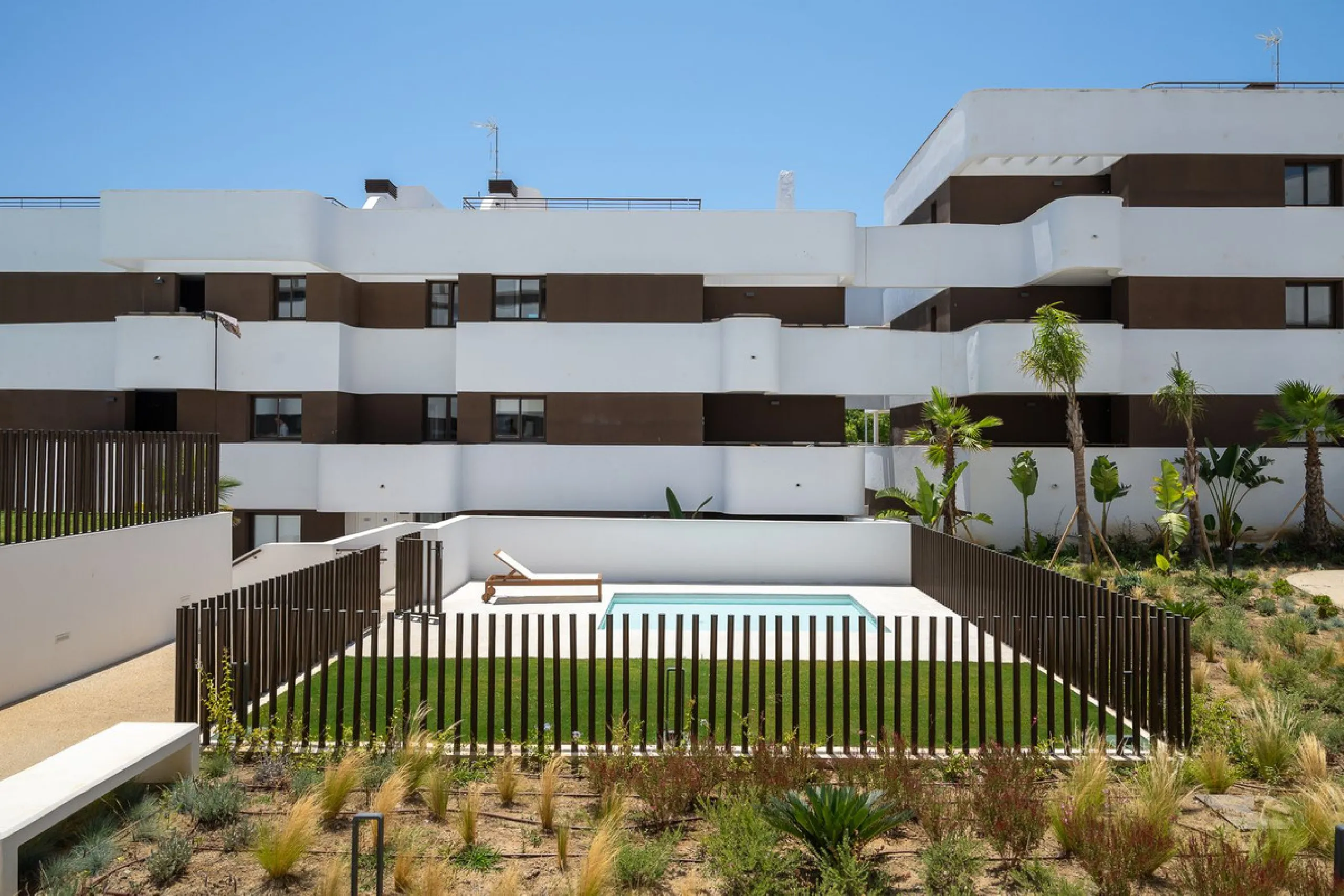 Apartment - Middle Floor Apartment в продаже в Estepona, Málaga. В доме 3 спален и 2 ванных комнат. Площадь дома 137 м²