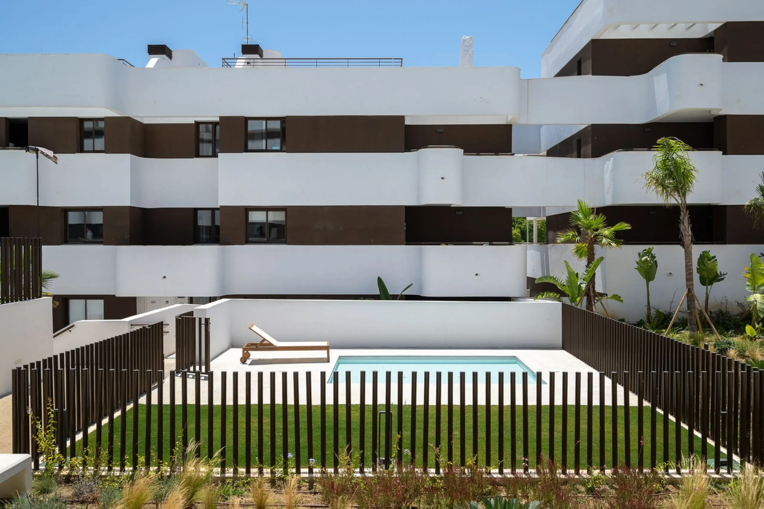 Apartment - Middle Floor Apartment в продаже в Estepona, Málaga. В доме 3 спален и 2 ванных комнат. Площадь дома 137 м²