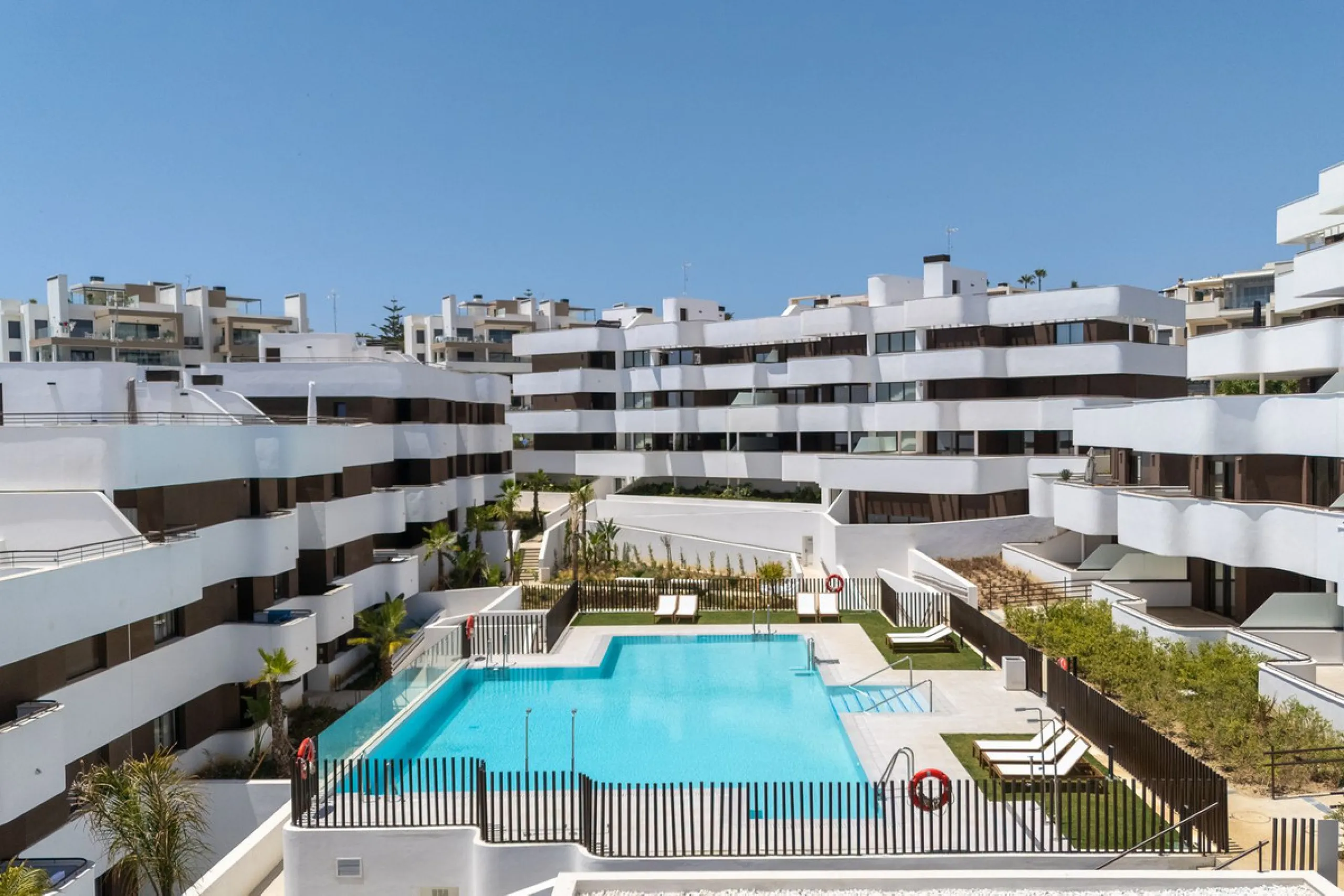 Apartment - Middle Floor Apartment в продаже в Estepona, Málaga. В доме 3 спален и 2 ванных комнат. Площадь дома 137 м²