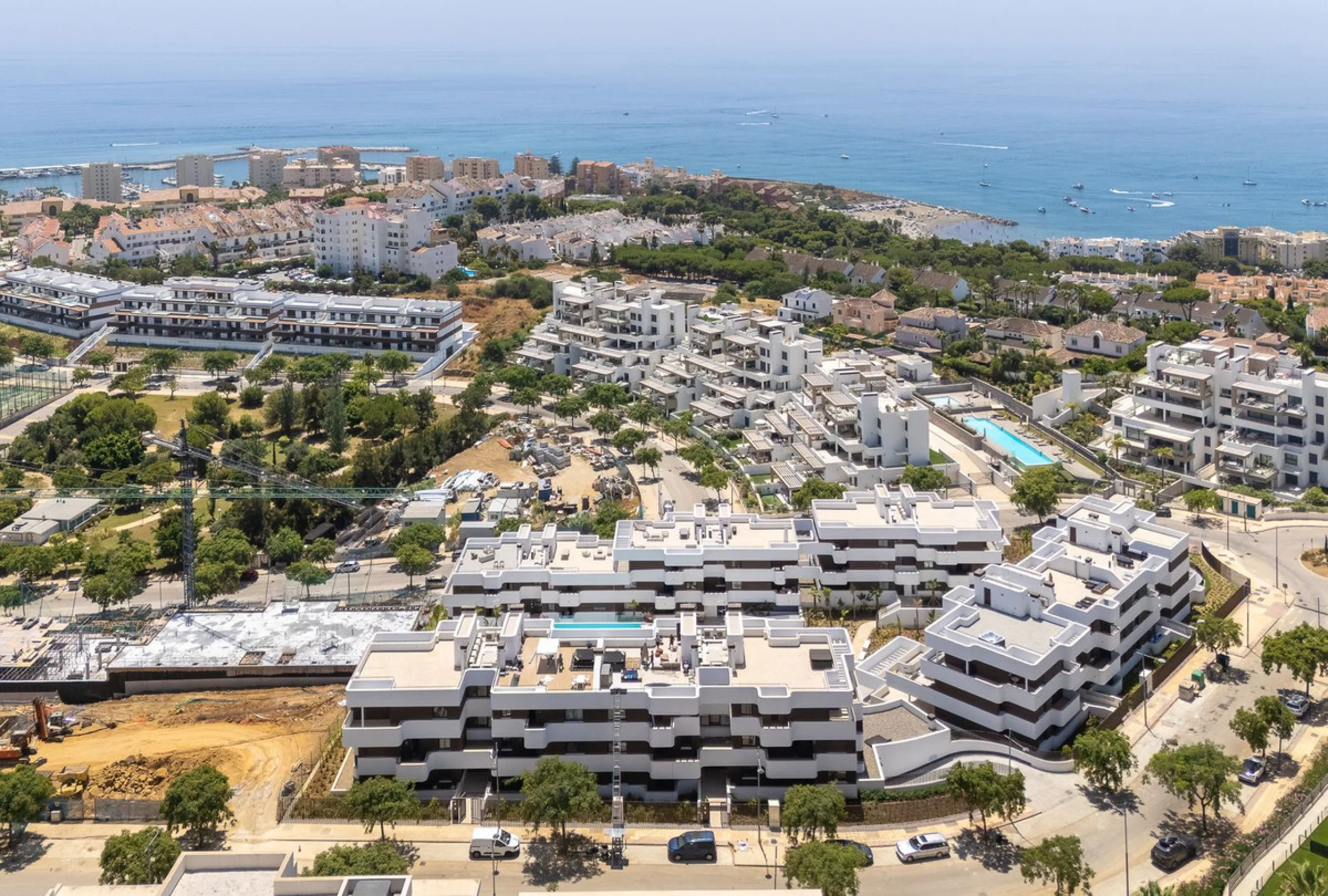 Apartment - Middle Floor Apartment в продаже в Estepona, Málaga. В доме 3 спален и 2 ванных комнат. Площадь дома 137 м²