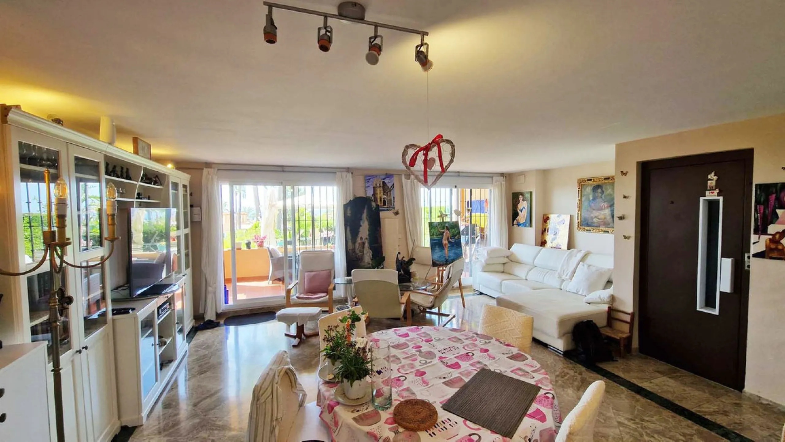VERY NICE SEMI-DETACHED HOUSE WITH SEA VIEWS FOR SALE IN ESTEPONA!! This corner townhouse is located in the sought-after, secure, private development of Galera Park. Located 200 meters from the seafront, its location within the development protects it fro