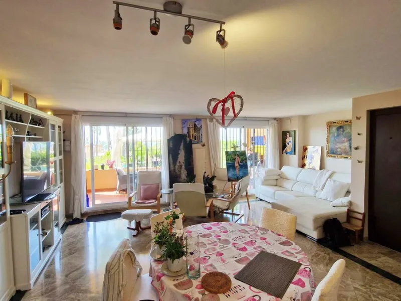 VERY NICE SEMI-DETACHED HOUSE WITH SEA VIEWS FOR SALE IN ESTEPONA!! This corner townhouse is located in the sought-after, secure, private development of Galera Park. Located 200 meters from the seafront, its location within the development protects it fro