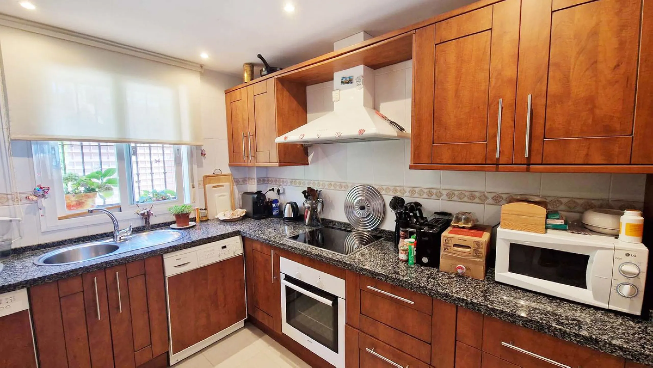 VERY NICE SEMI-DETACHED HOUSE WITH SEA VIEWS FOR SALE IN ESTEPONA!! This corner townhouse is located in the sought-after, secure, private development of Galera Park. Located 200 meters from the seafront, its location within the development protects it fro