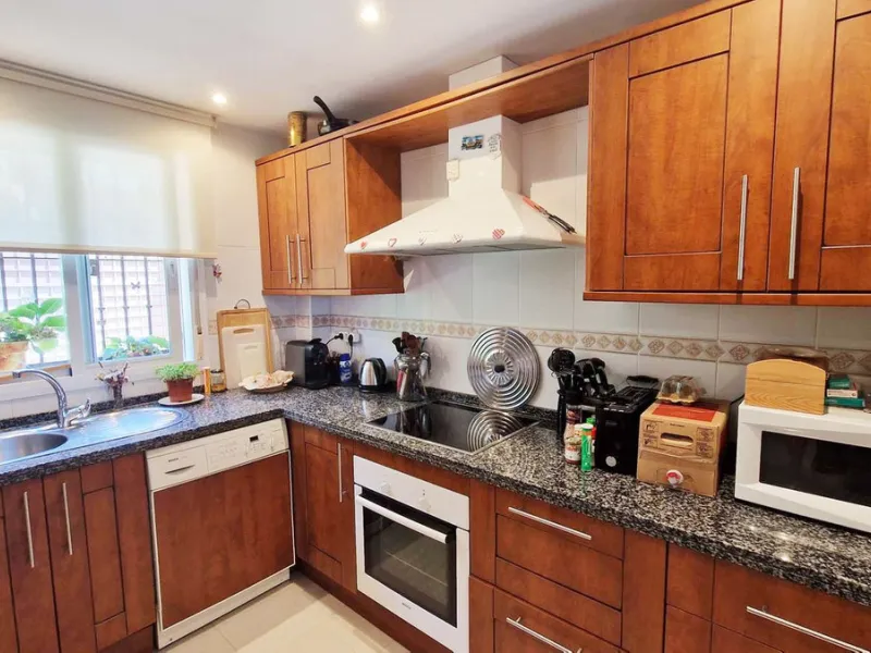 VERY NICE SEMI-DETACHED HOUSE WITH SEA VIEWS FOR SALE IN ESTEPONA!! This corner townhouse is located in the sought-after, secure, private development of Galera Park. Located 200 meters from the seafront, its location within the development protects it fro