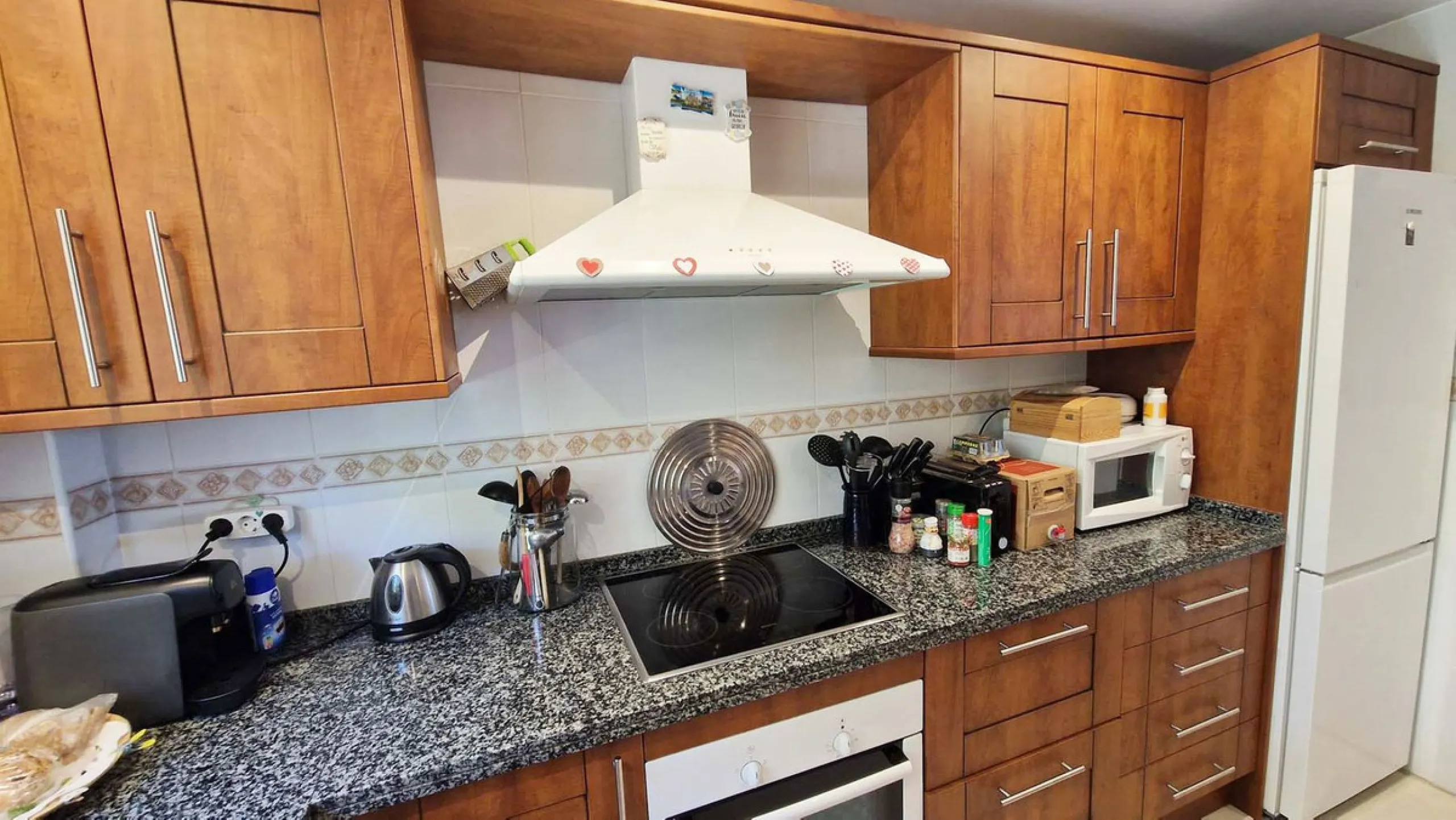 VERY NICE SEMI-DETACHED HOUSE WITH SEA VIEWS FOR SALE IN ESTEPONA!! This corner townhouse is located in the sought-after, secure, private development of Galera Park. Located 200 meters from the seafront, its location within the development protects it fro