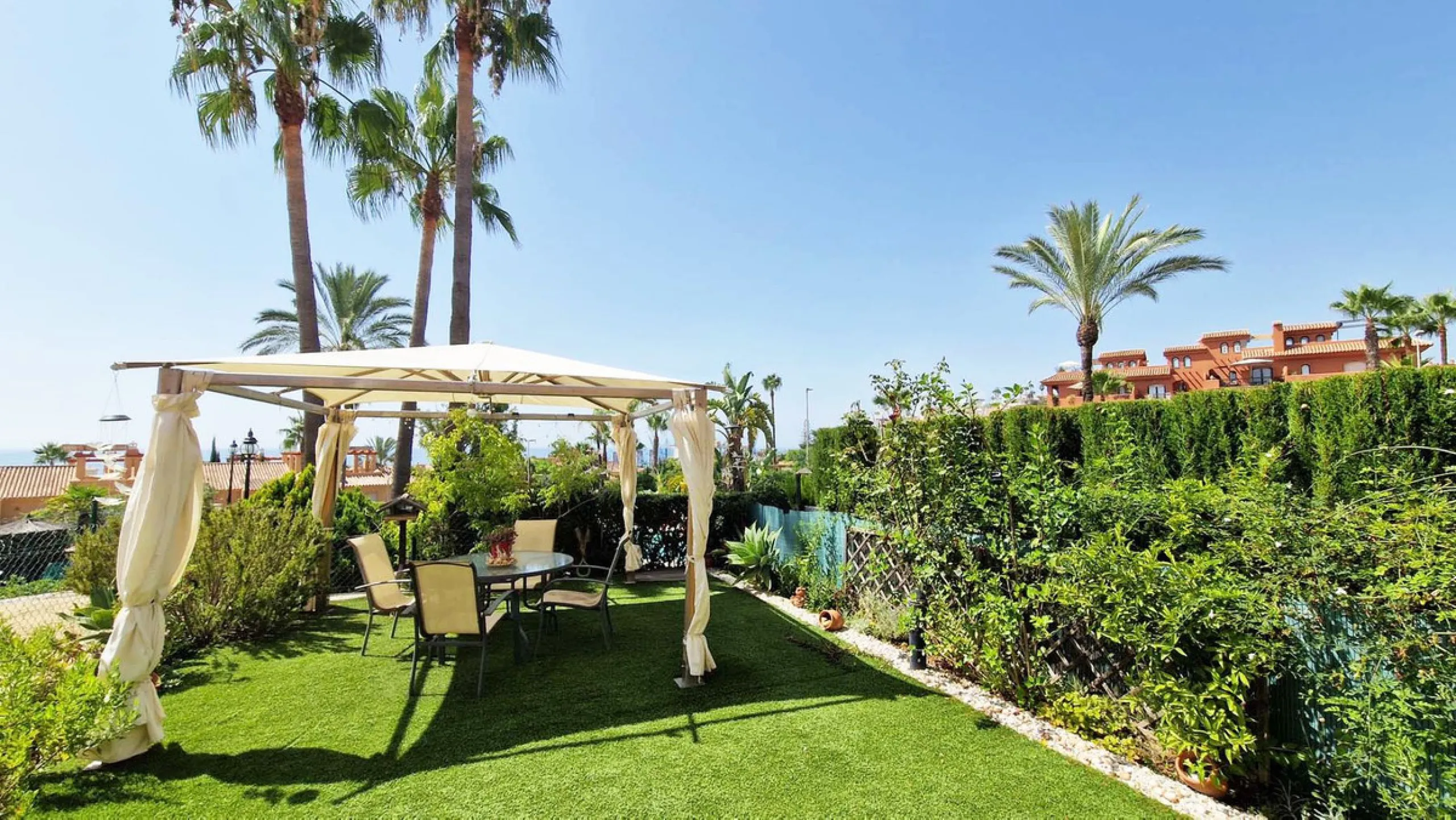 VERY NICE SEMI-DETACHED HOUSE WITH SEA VIEWS FOR SALE IN ESTEPONA!! This corner townhouse is located in the sought-after, secure, private development of Galera Park. Located 200 meters from the seafront, its location within the development protects it fro