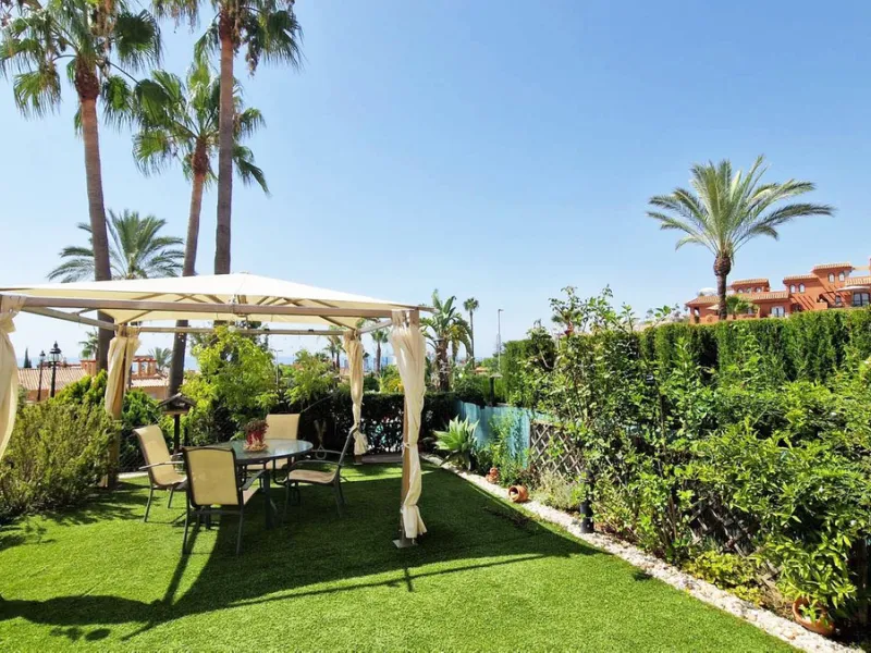 VERY NICE SEMI-DETACHED HOUSE WITH SEA VIEWS FOR SALE IN ESTEPONA!! This corner townhouse is located in the sought-after, secure, private development of Galera Park. Located 200 meters from the seafront, its location within the development protects it fro