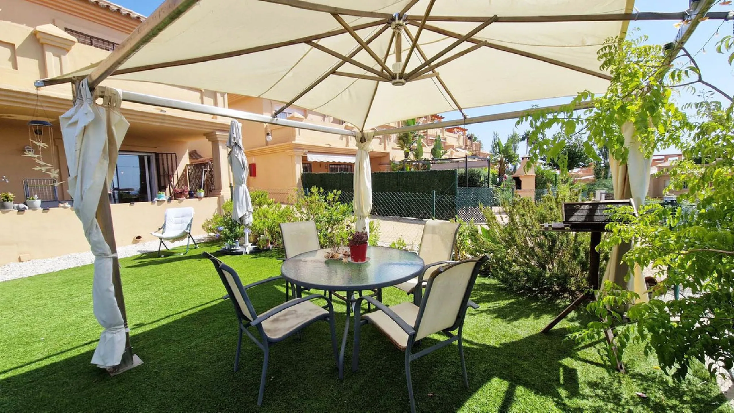 VERY NICE SEMI-DETACHED HOUSE WITH SEA VIEWS FOR SALE IN ESTEPONA!! This corner townhouse is located in the sought-after, secure, private development of Galera Park. Located 200 meters from the seafront, its location within the development protects it fro