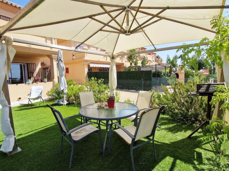 VERY NICE SEMI-DETACHED HOUSE WITH SEA VIEWS FOR SALE IN ESTEPONA!! This corner townhouse is located in the sought-after, secure, private development of Galera Park. Located 200 meters from the seafront, its location within the development protects it fro