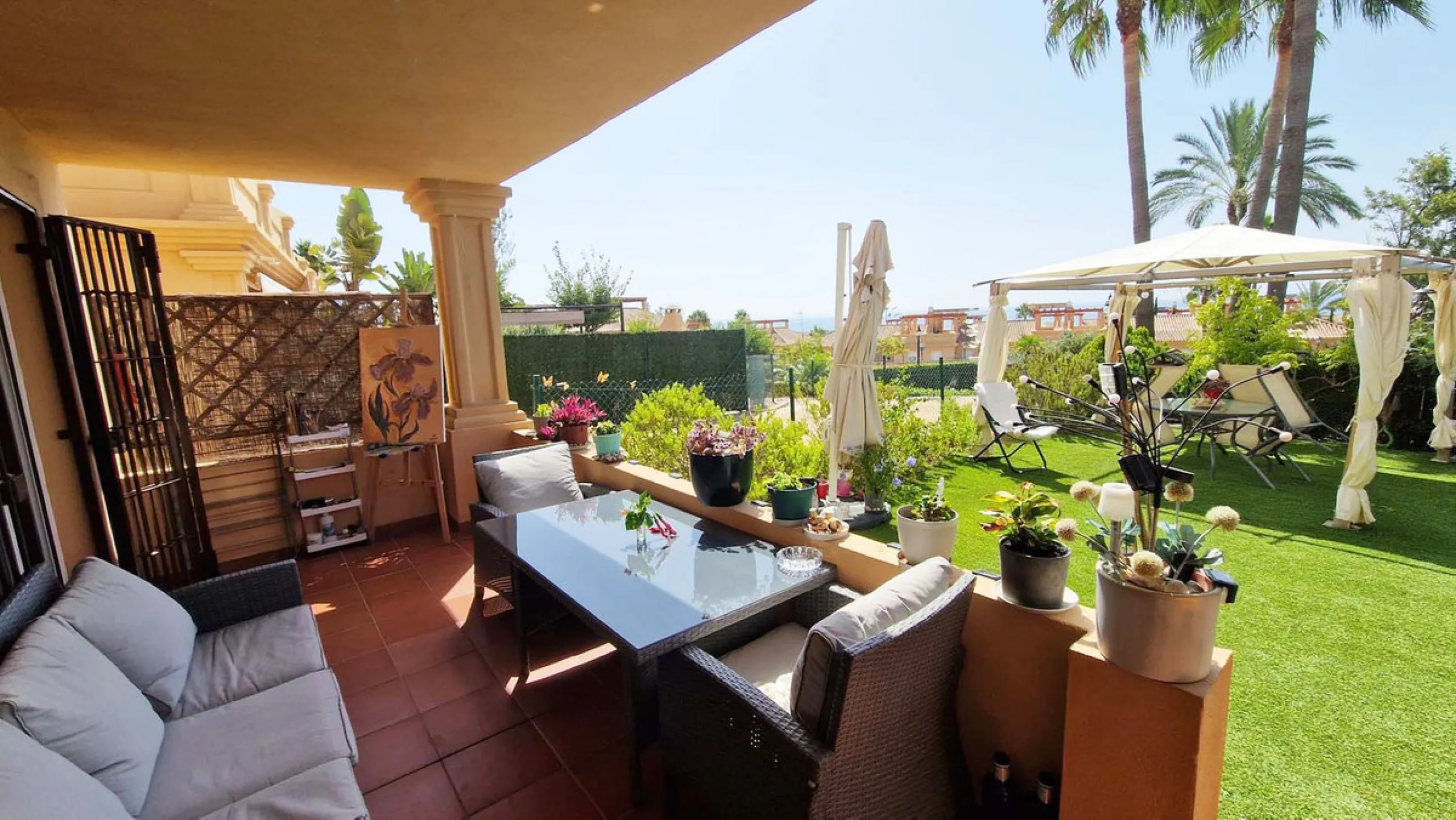 VERY NICE SEMI-DETACHED HOUSE WITH SEA VIEWS FOR SALE IN ESTEPONA!! This corner townhouse is located in the sought-after, secure, private development of Galera Park. Located 200 meters from the seafront, its location within the development protects it fro