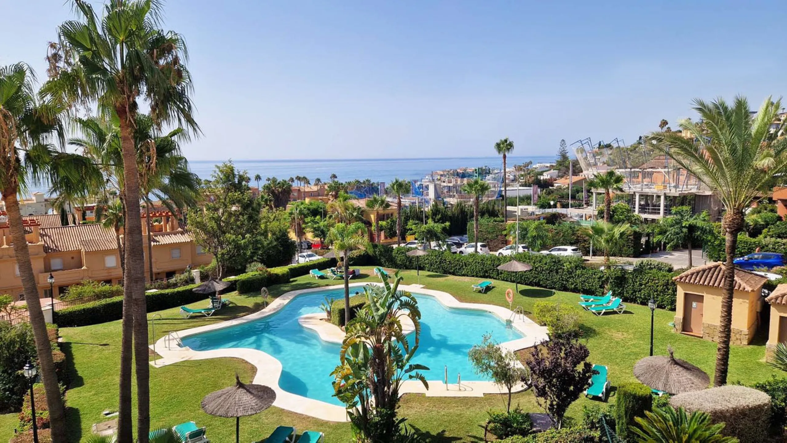 VERY NICE SEMI-DETACHED HOUSE WITH SEA VIEWS FOR SALE IN ESTEPONA!! This corner townhouse is located in the sought-after, secure, private development of Galera Park. Located 200 meters from the seafront, its location within the development protects it fro