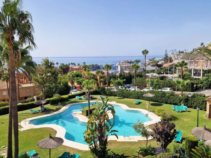 VERY NICE SEMI-DETACHED HOUSE WITH SEA VIEWS FOR SALE IN ESTEPONA!! This corner townhouse is located in the sought-after, secure, private development of Galera Park. Located 200 meters from the seafront, its location within the development protects it fro