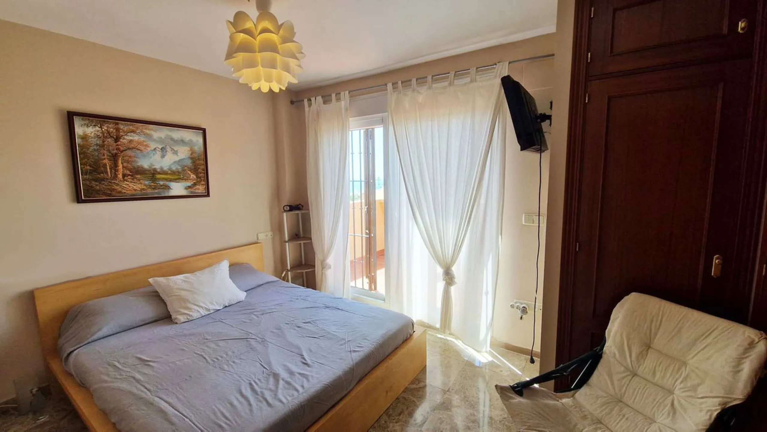 VERY NICE SEMI-DETACHED HOUSE WITH SEA VIEWS FOR SALE IN ESTEPONA!! This corner townhouse is located in the sought-after, secure, private development of Galera Park. Located 200 meters from the seafront, its location within the development protects it fro