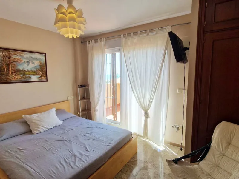 VERY NICE SEMI-DETACHED HOUSE WITH SEA VIEWS FOR SALE IN ESTEPONA!! This corner townhouse is located in the sought-after, secure, private development of Galera Park. Located 200 meters from the seafront, its location within the development protects it fro