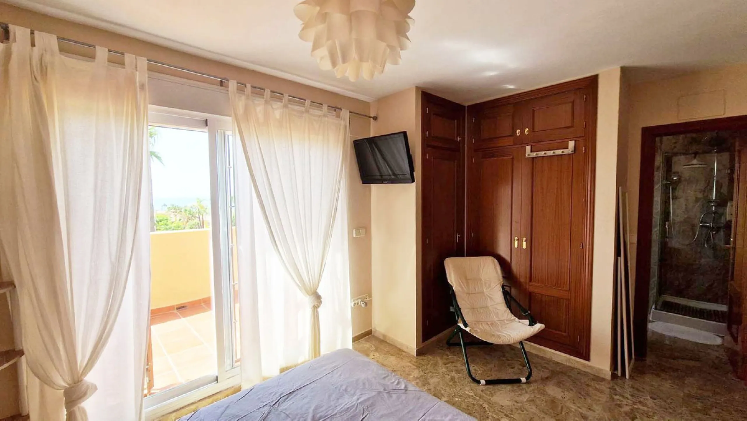 VERY NICE SEMI-DETACHED HOUSE WITH SEA VIEWS FOR SALE IN ESTEPONA!! This corner townhouse is located in the sought-after, secure, private development of Galera Park. Located 200 meters from the seafront, its location within the development protects it fro