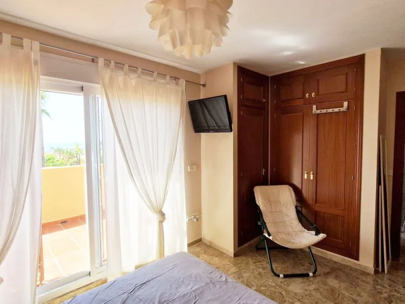 VERY NICE SEMI-DETACHED HOUSE WITH SEA VIEWS FOR SALE IN ESTEPONA!! This corner townhouse is located in the sought-after, secure, private development of Galera Park. Located 200 meters from the seafront, its location within the development protects it fro