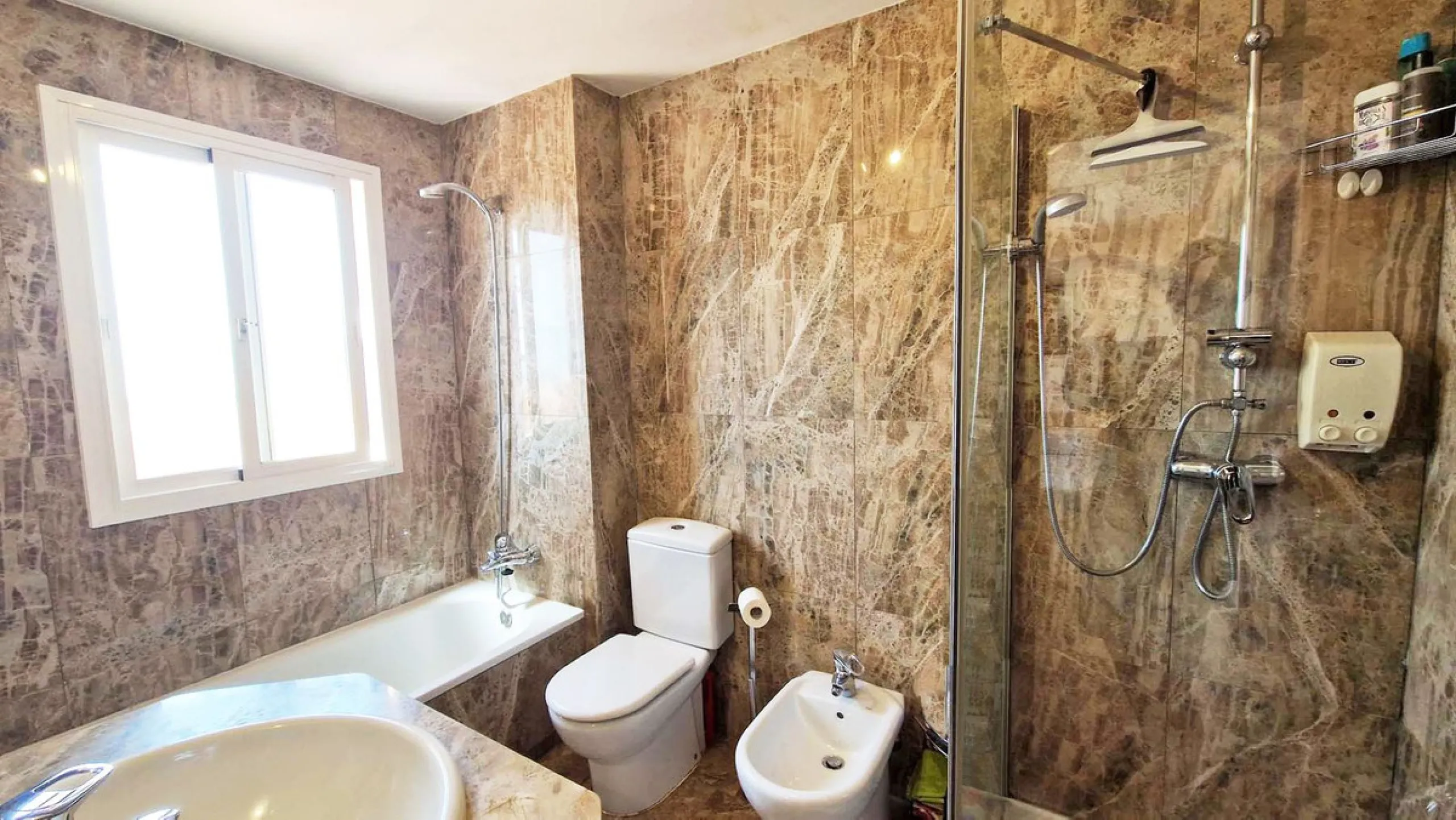 VERY NICE SEMI-DETACHED HOUSE WITH SEA VIEWS FOR SALE IN ESTEPONA!! This corner townhouse is located in the sought-after, secure, private development of Galera Park. Located 200 meters from the seafront, its location within the development protects it fro