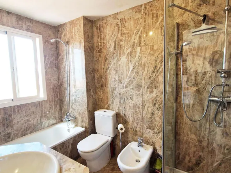 VERY NICE SEMI-DETACHED HOUSE WITH SEA VIEWS FOR SALE IN ESTEPONA!! This corner townhouse is located in the sought-after, secure, private development of Galera Park. Located 200 meters from the seafront, its location within the development protects it fro