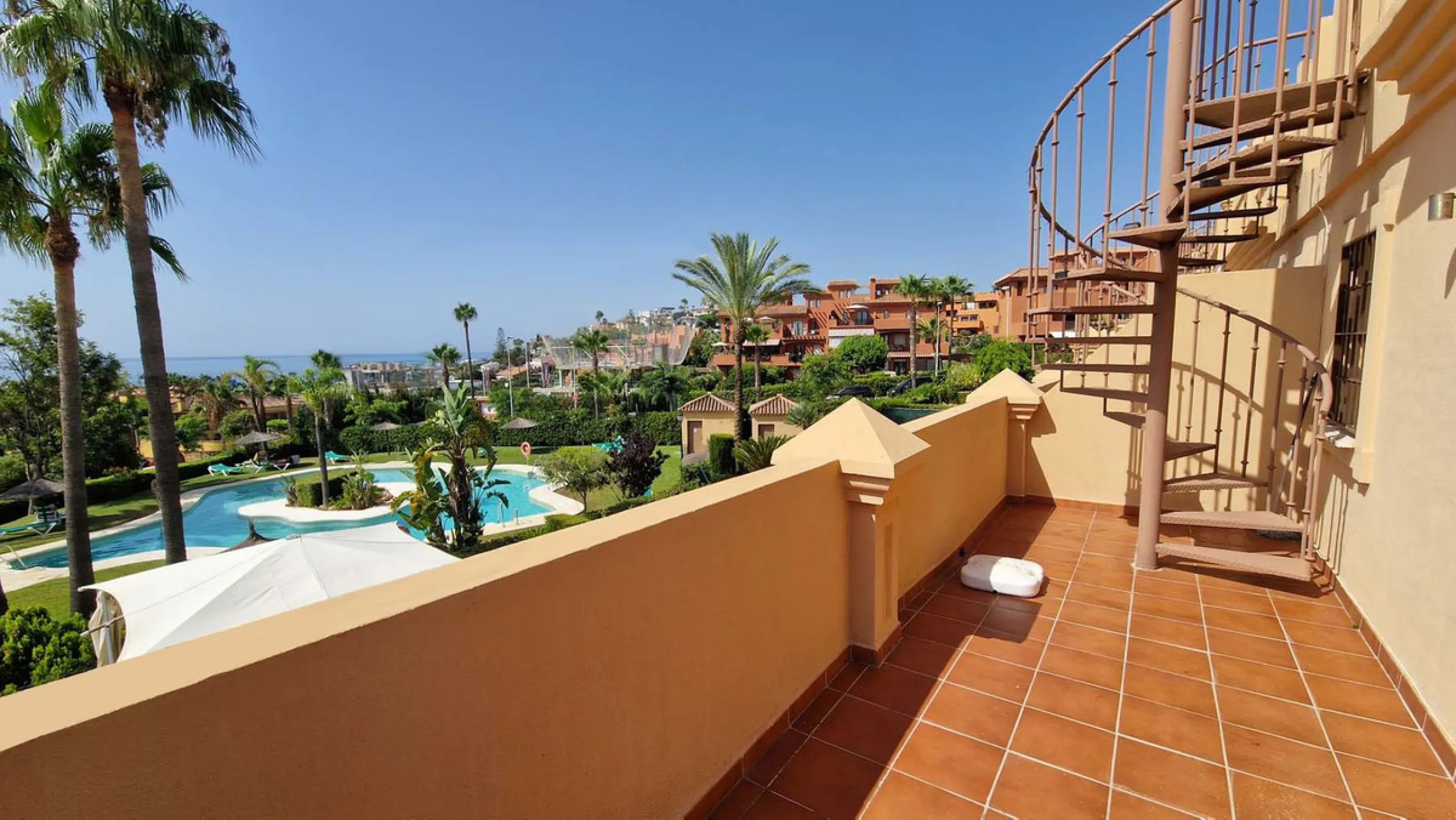 VERY NICE SEMI-DETACHED HOUSE WITH SEA VIEWS FOR SALE IN ESTEPONA!! This corner townhouse is located in the sought-after, secure, private development of Galera Park. Located 200 meters from the seafront, its location within the development protects it fro