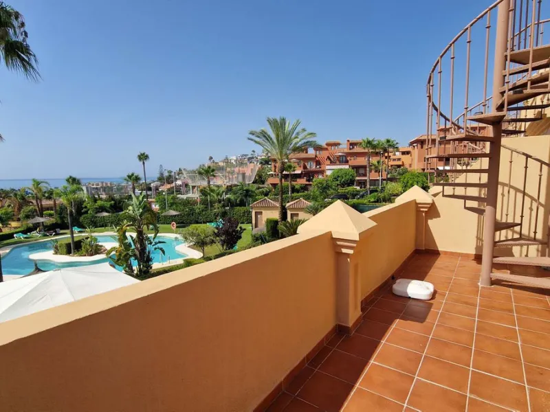 VERY NICE SEMI-DETACHED HOUSE WITH SEA VIEWS FOR SALE IN ESTEPONA!! This corner townhouse is located in the sought-after, secure, private development of Galera Park. Located 200 meters from the seafront, its location within the development protects it fro