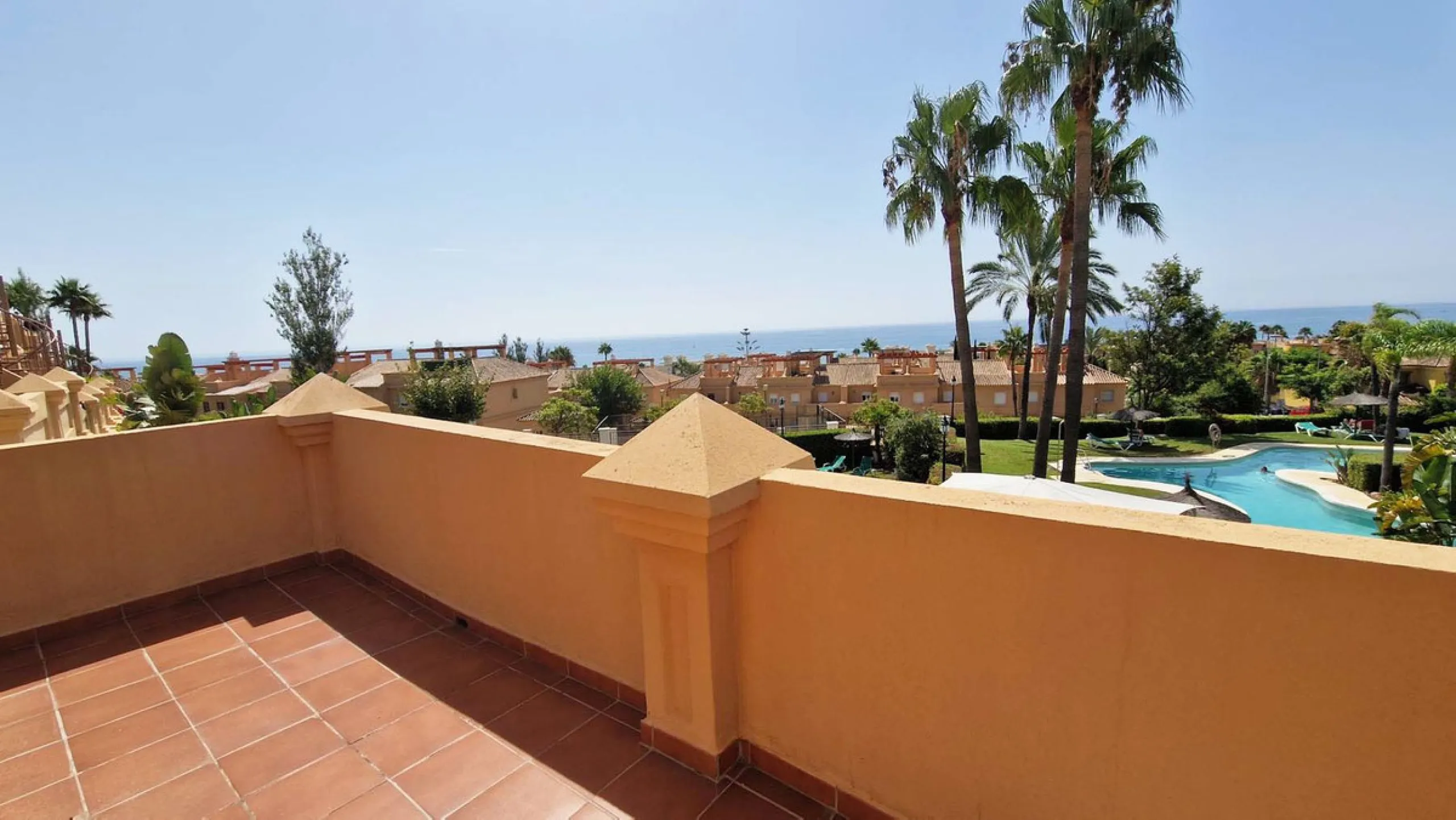 VERY NICE SEMI-DETACHED HOUSE WITH SEA VIEWS FOR SALE IN ESTEPONA!! This corner townhouse is located in the sought-after, secure, private development of Galera Park. Located 200 meters from the seafront, its location within the development protects it fro