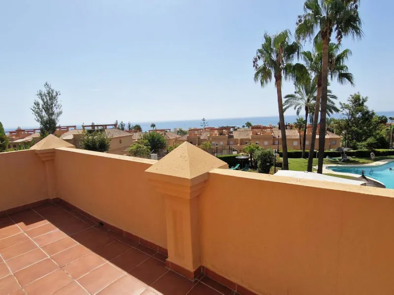 VERY NICE SEMI-DETACHED HOUSE WITH SEA VIEWS FOR SALE IN ESTEPONA!! This corner townhouse is located in the sought-after, secure, private development of Galera Park. Located 200 meters from the seafront, its location within the development protects it fro