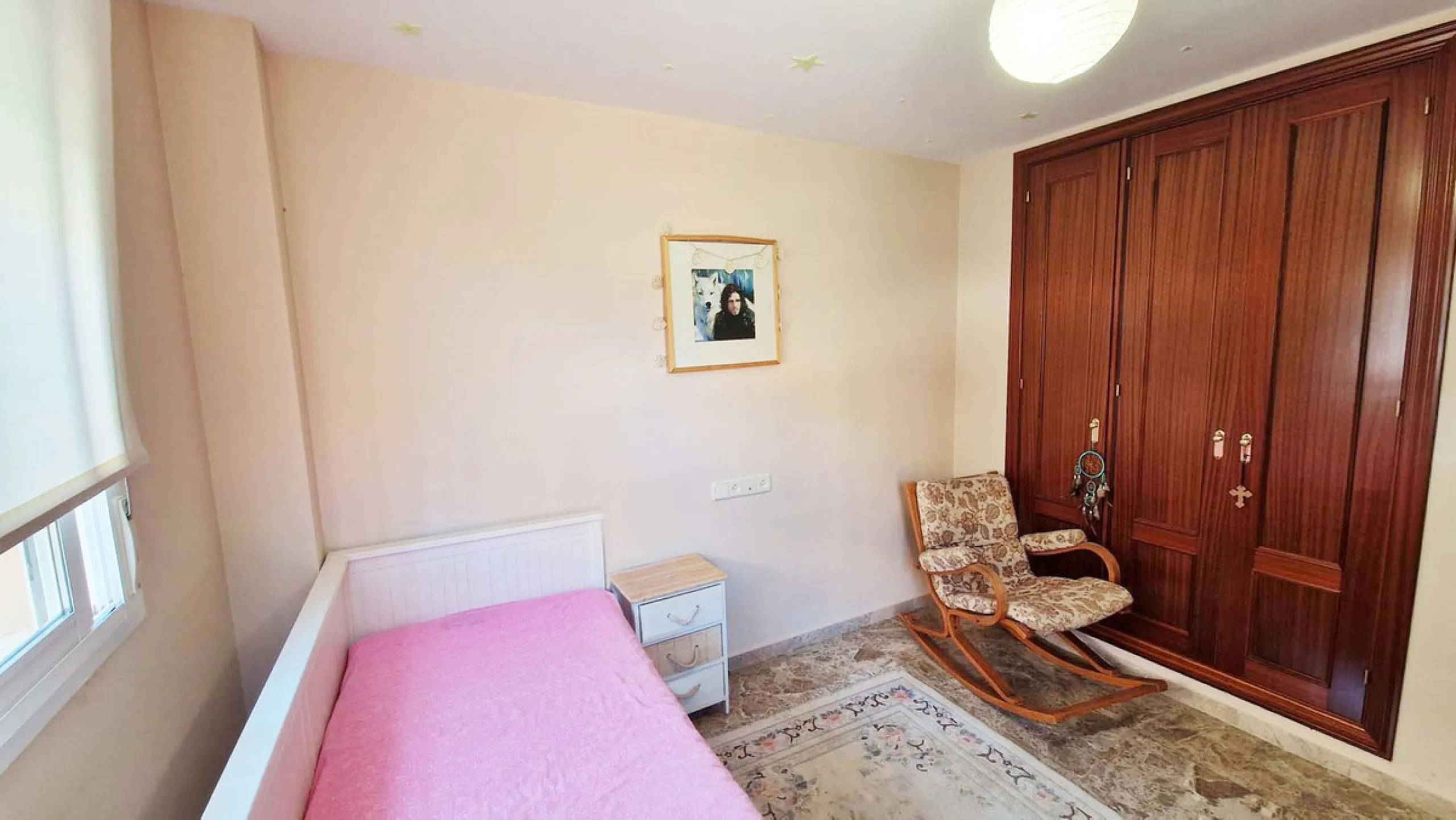 VERY NICE SEMI-DETACHED HOUSE WITH SEA VIEWS FOR SALE IN ESTEPONA!! This corner townhouse is located in the sought-after, secure, private development of Galera Park. Located 200 meters from the seafront, its location within the development protects it fro