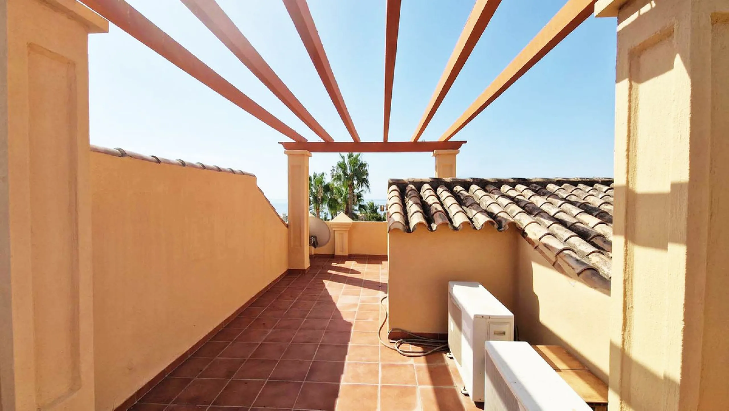 VERY NICE SEMI-DETACHED HOUSE WITH SEA VIEWS FOR SALE IN ESTEPONA!! This corner townhouse is located in the sought-after, secure, private development of Galera Park. Located 200 meters from the seafront, its location within the development protects it fro