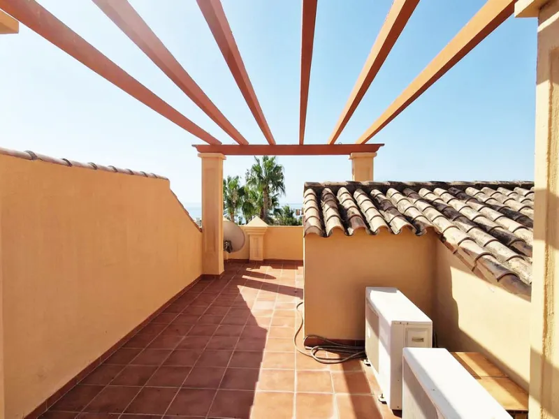 VERY NICE SEMI-DETACHED HOUSE WITH SEA VIEWS FOR SALE IN ESTEPONA!! This corner townhouse is located in the sought-after, secure, private development of Galera Park. Located 200 meters from the seafront, its location within the development protects it fro