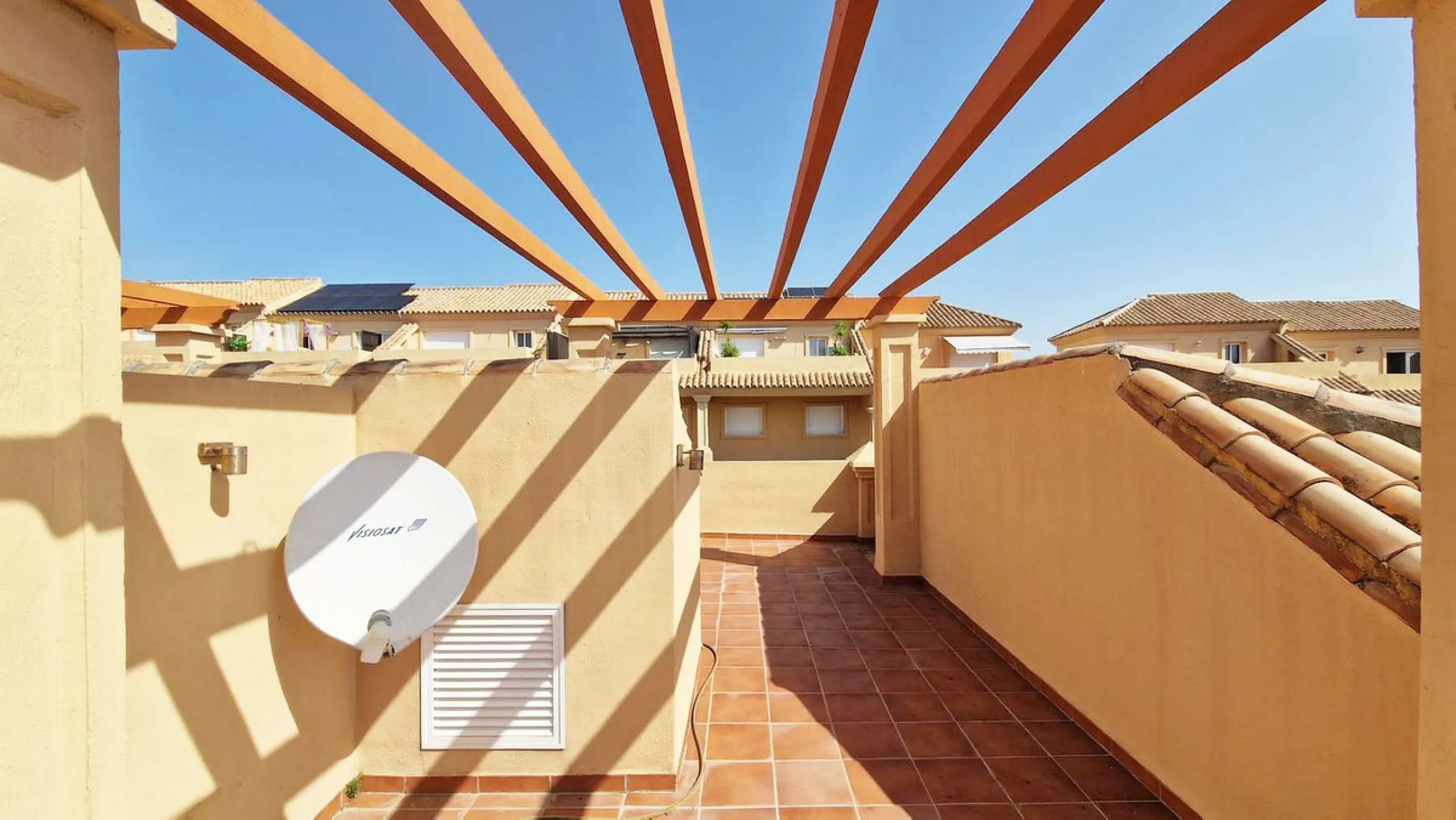 VERY NICE SEMI-DETACHED HOUSE WITH SEA VIEWS FOR SALE IN ESTEPONA!! This corner townhouse is located in the sought-after, secure, private development of Galera Park. Located 200 meters from the seafront, its location within the development protects it fro