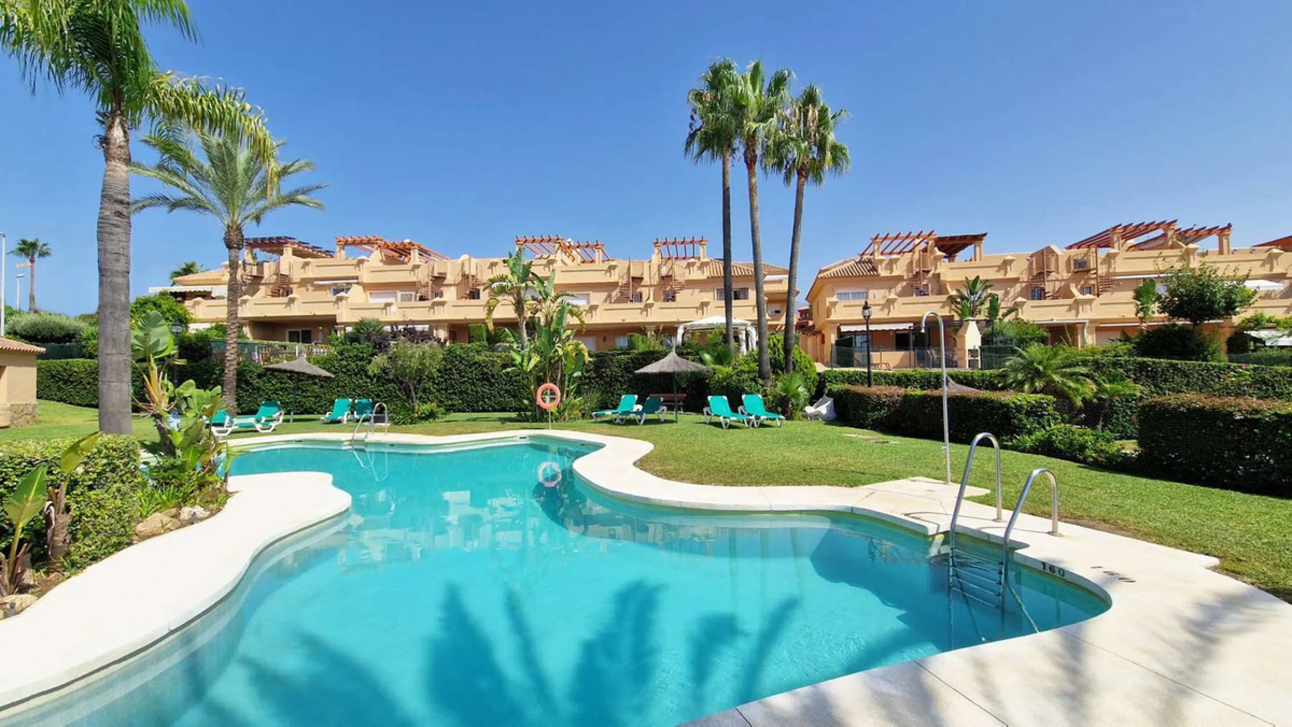 VERY NICE SEMI-DETACHED HOUSE WITH SEA VIEWS FOR SALE IN ESTEPONA!! This corner townhouse is located in the sought-after, secure, private development of Galera Park. Located 200 meters from the seafront, its location within the development protects it fro