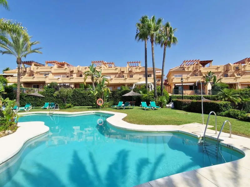 VERY NICE SEMI-DETACHED HOUSE WITH SEA VIEWS FOR SALE IN ESTEPONA!! This corner townhouse is located in the sought-after, secure, private development of Galera Park. Located 200 meters from the seafront, its location within the development protects it fro