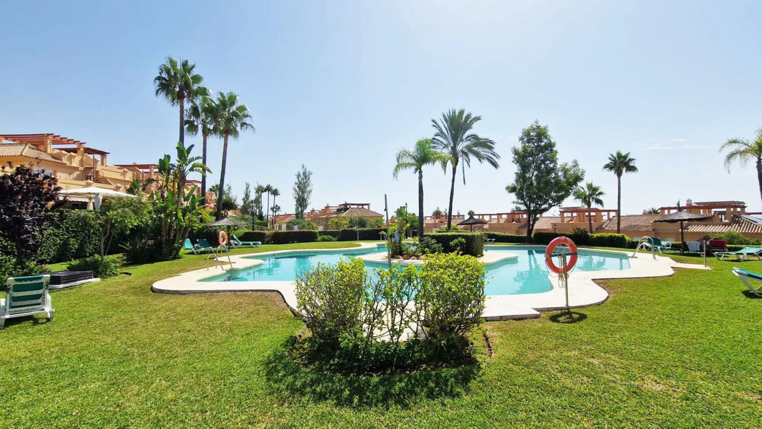 VERY NICE SEMI-DETACHED HOUSE WITH SEA VIEWS FOR SALE IN ESTEPONA!! This corner townhouse is located in the sought-after, secure, private development of Galera Park. Located 200 meters from the seafront, its location within the development protects it fro