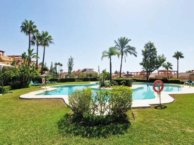 VERY NICE SEMI-DETACHED HOUSE WITH SEA VIEWS FOR SALE IN ESTEPONA!! This corner townhouse is located in the sought-after, secure, private development of Galera Park. Located 200 meters from the seafront, its location within the development protects it fro
