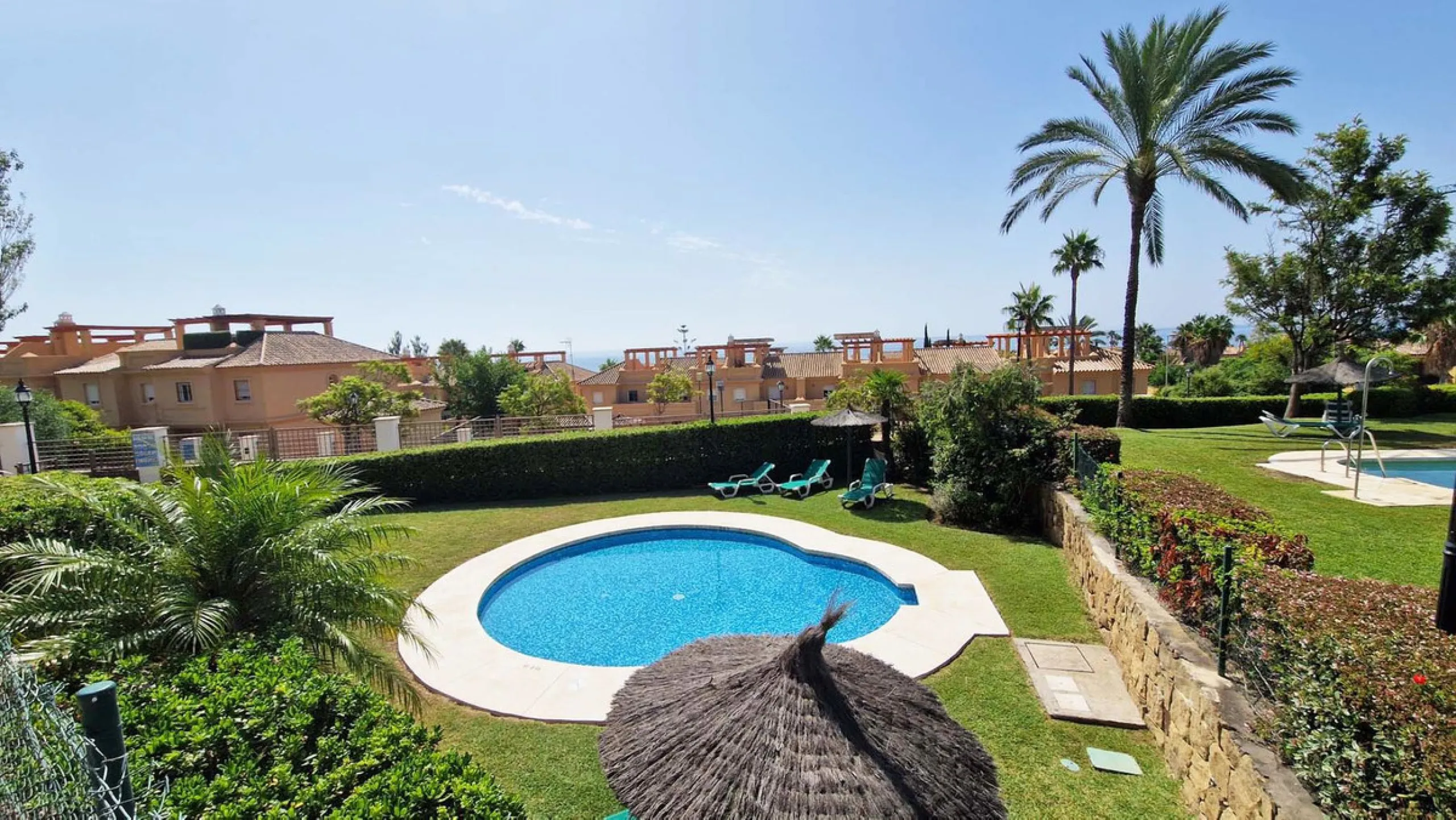VERY NICE SEMI-DETACHED HOUSE WITH SEA VIEWS FOR SALE IN ESTEPONA!! This corner townhouse is located in the sought-after, secure, private development of Galera Park. Located 200 meters from the seafront, its location within the development protects it fro