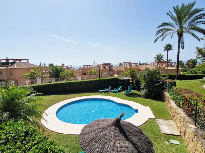 VERY NICE SEMI-DETACHED HOUSE WITH SEA VIEWS FOR SALE IN ESTEPONA!! This corner townhouse is located in the sought-after, secure, private development of Galera Park. Located 200 meters from the seafront, its location within the development protects it fro