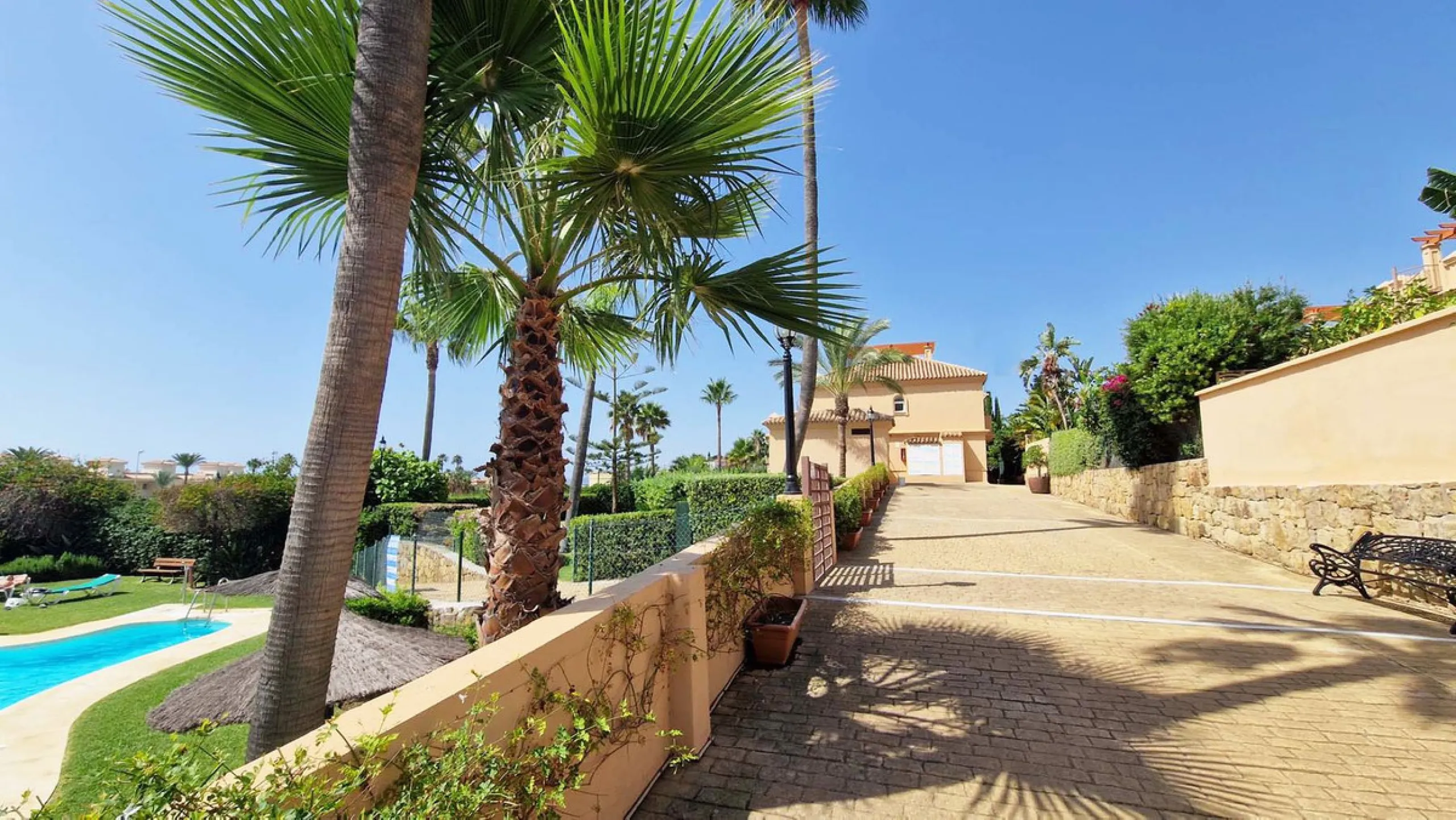 VERY NICE SEMI-DETACHED HOUSE WITH SEA VIEWS FOR SALE IN ESTEPONA!! This corner townhouse is located in the sought-after, secure, private development of Galera Park. Located 200 meters from the seafront, its location within the development protects it fro