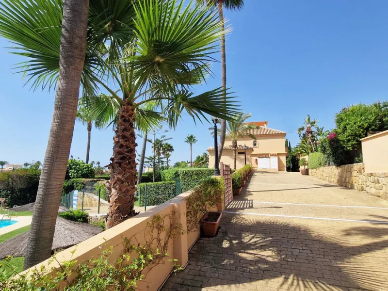 VERY NICE SEMI-DETACHED HOUSE WITH SEA VIEWS FOR SALE IN ESTEPONA!! This corner townhouse is located in the sought-after, secure, private development of Galera Park. Located 200 meters from the seafront, its location within the development protects it fro