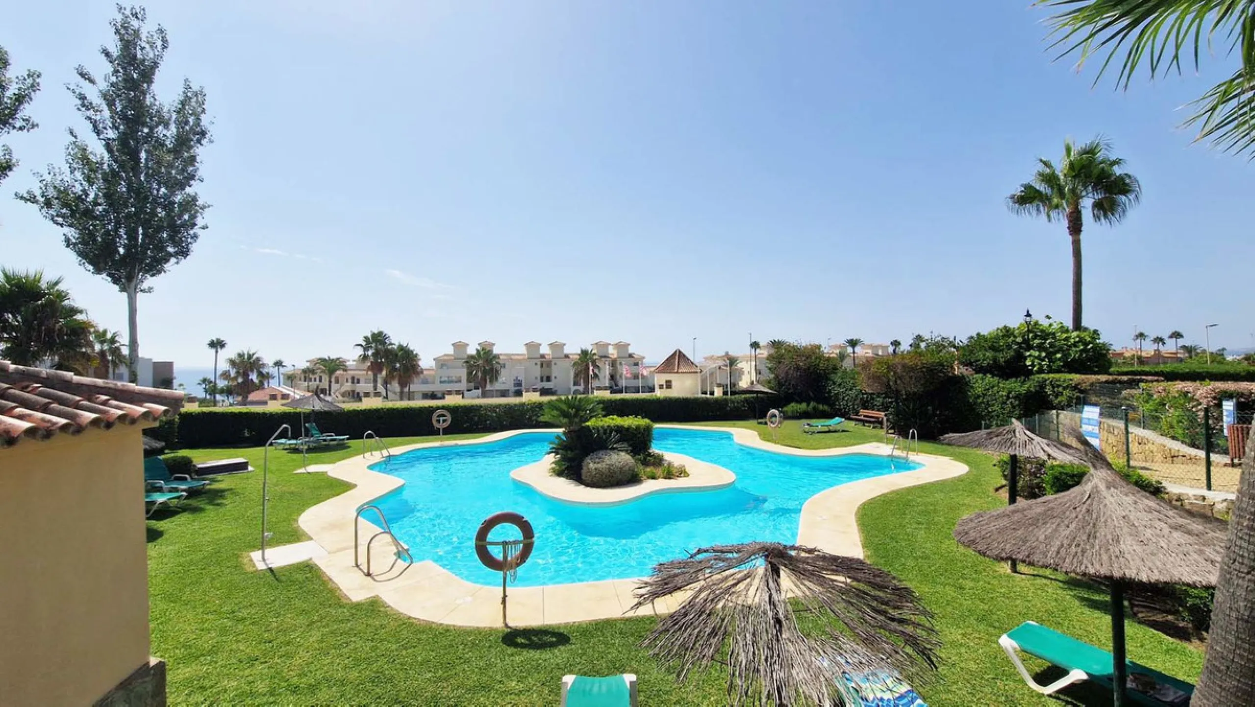 VERY NICE SEMI-DETACHED HOUSE WITH SEA VIEWS FOR SALE IN ESTEPONA!! This corner townhouse is located in the sought-after, secure, private development of Galera Park. Located 200 meters from the seafront, its location within the development protects it fro