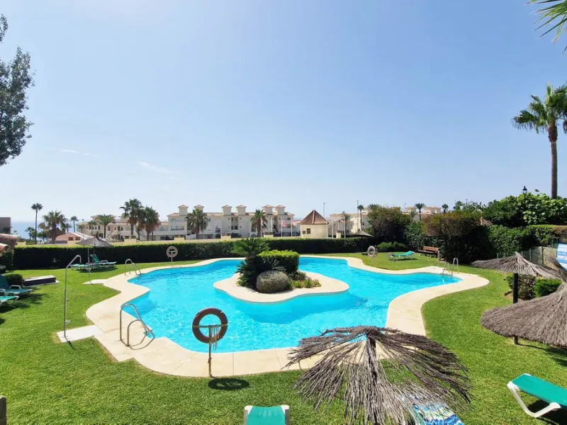 VERY NICE SEMI-DETACHED HOUSE WITH SEA VIEWS FOR SALE IN ESTEPONA!! This corner townhouse is located in the sought-after, secure, private development of Galera Park. Located 200 meters from the seafront, its location within the development protects it fro