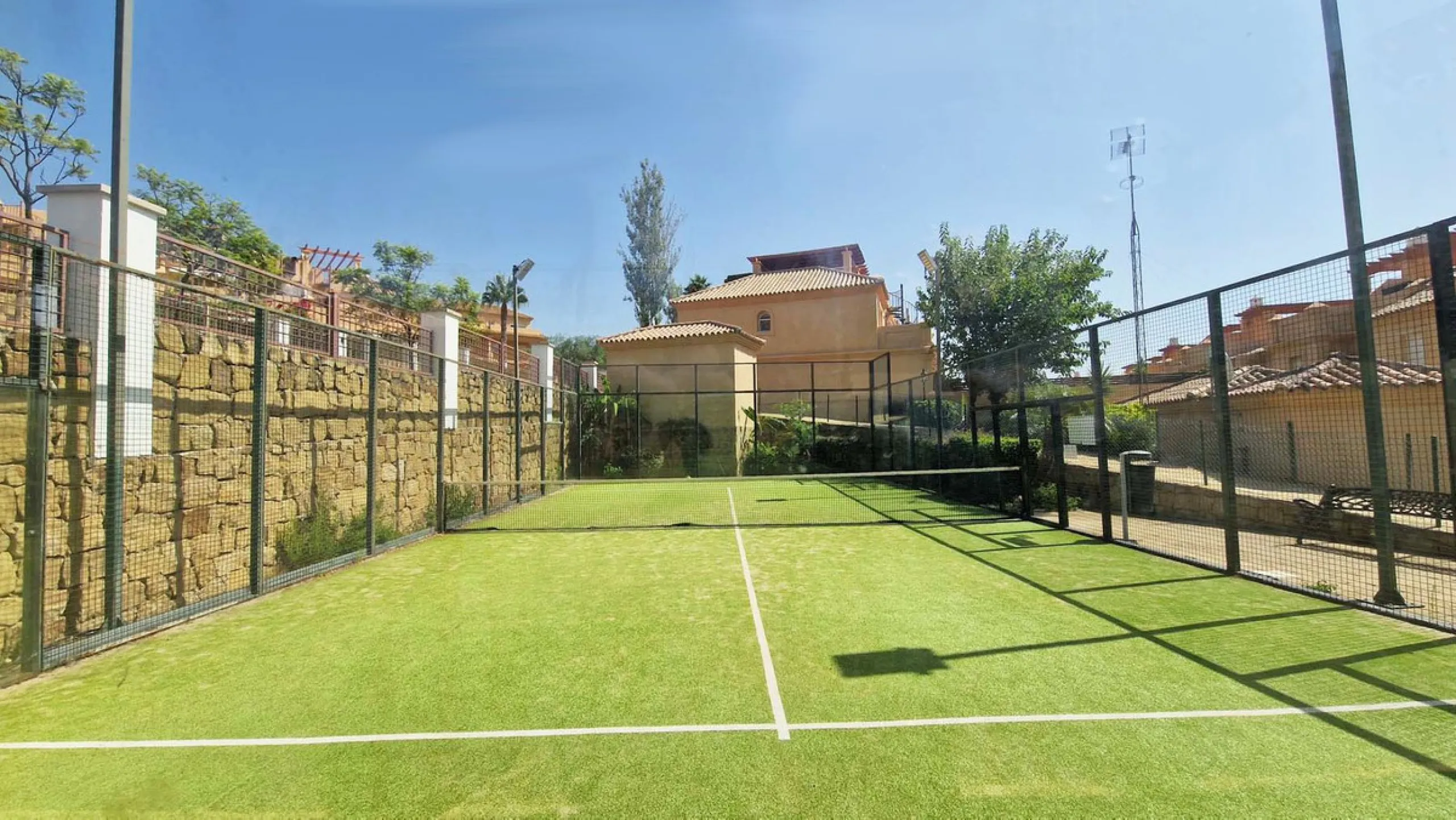 VERY NICE SEMI-DETACHED HOUSE WITH SEA VIEWS FOR SALE IN ESTEPONA!! This corner townhouse is located in the sought-after, secure, private development of Galera Park. Located 200 meters from the seafront, its location within the development protects it fro