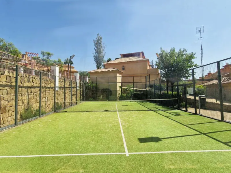 VERY NICE SEMI-DETACHED HOUSE WITH SEA VIEWS FOR SALE IN ESTEPONA!! This corner townhouse is located in the sought-after, secure, private development of Galera Park. Located 200 meters from the seafront, its location within the development protects it fro