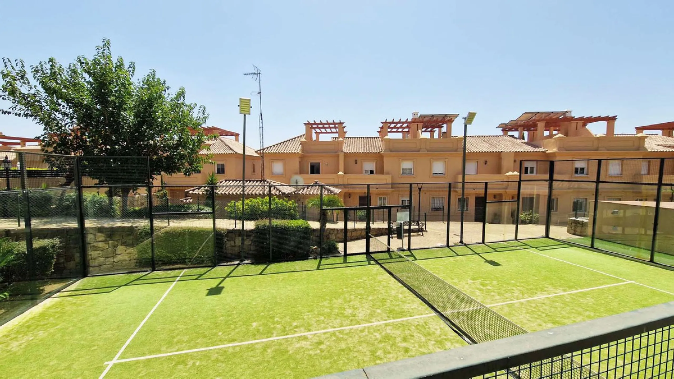 VERY NICE SEMI-DETACHED HOUSE WITH SEA VIEWS FOR SALE IN ESTEPONA!! This corner townhouse is located in the sought-after, secure, private development of Galera Park. Located 200 meters from the seafront, its location within the development protects it fro