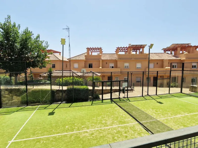 VERY NICE SEMI-DETACHED HOUSE WITH SEA VIEWS FOR SALE IN ESTEPONA!! This corner townhouse is located in the sought-after, secure, private development of Galera Park. Located 200 meters from the seafront, its location within the development protects it fro