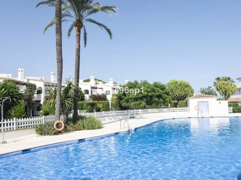 Reizendes Strandhaus zu verkaufen nur 50 Meter vom Meer entfernt in der ruhigen und gut angebundenen Gegend Arroyo Vaquero, Estepona. Diese Immobilie im mediterranen Stil bietet eine ausgezeichnete Gelegenheit für alle, die ein Küstenhaus mit Priva
