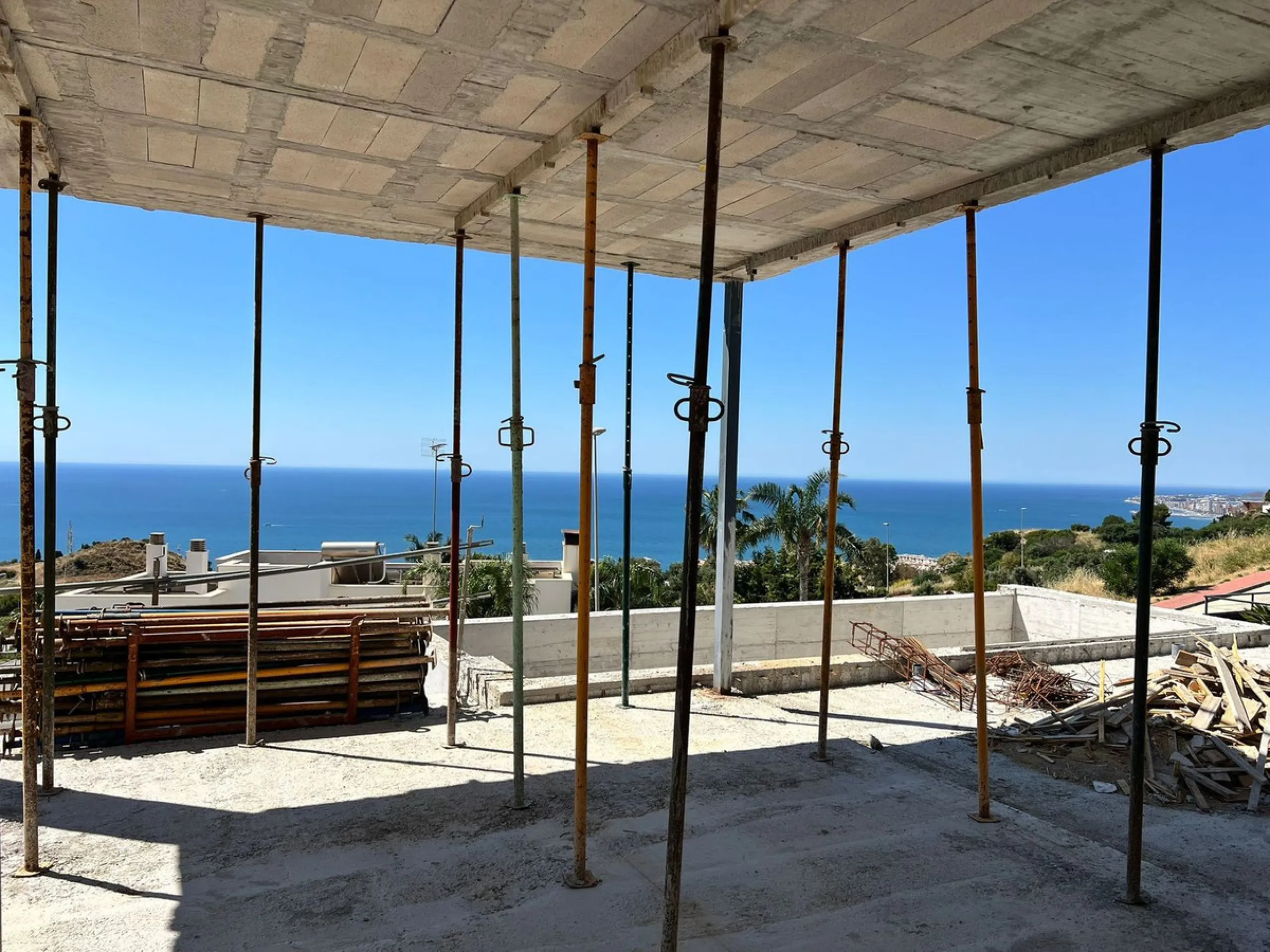 Located next to La Capellanía, just five minutes from the charming Benalmádena Pueblo and directly beneath the iconic Buddhist Stupa in Retamar, this exceptional single-level villa has been designed by one of Spain's most award-winning architects. Every l