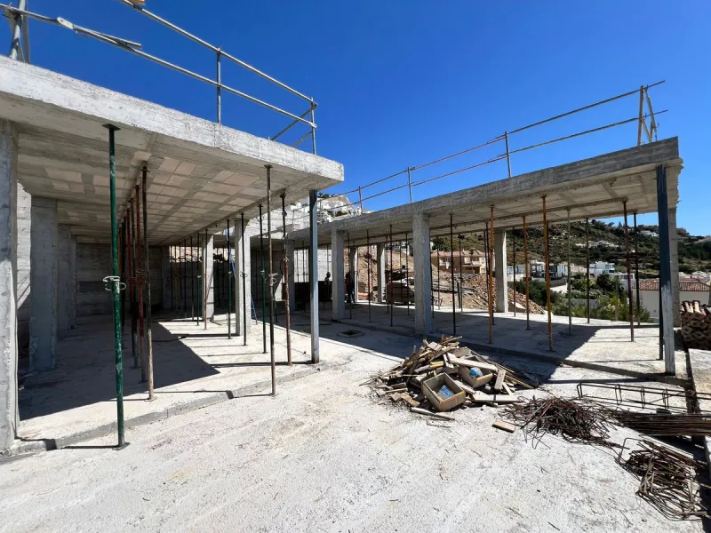 Located next to La Capellanía, just five minutes from the charming Benalmádena Pueblo and directly beneath the iconic Buddhist Stupa in Retamar, this exceptional single-level villa has been designed by one of Spain's most award-winning architects. Every l
