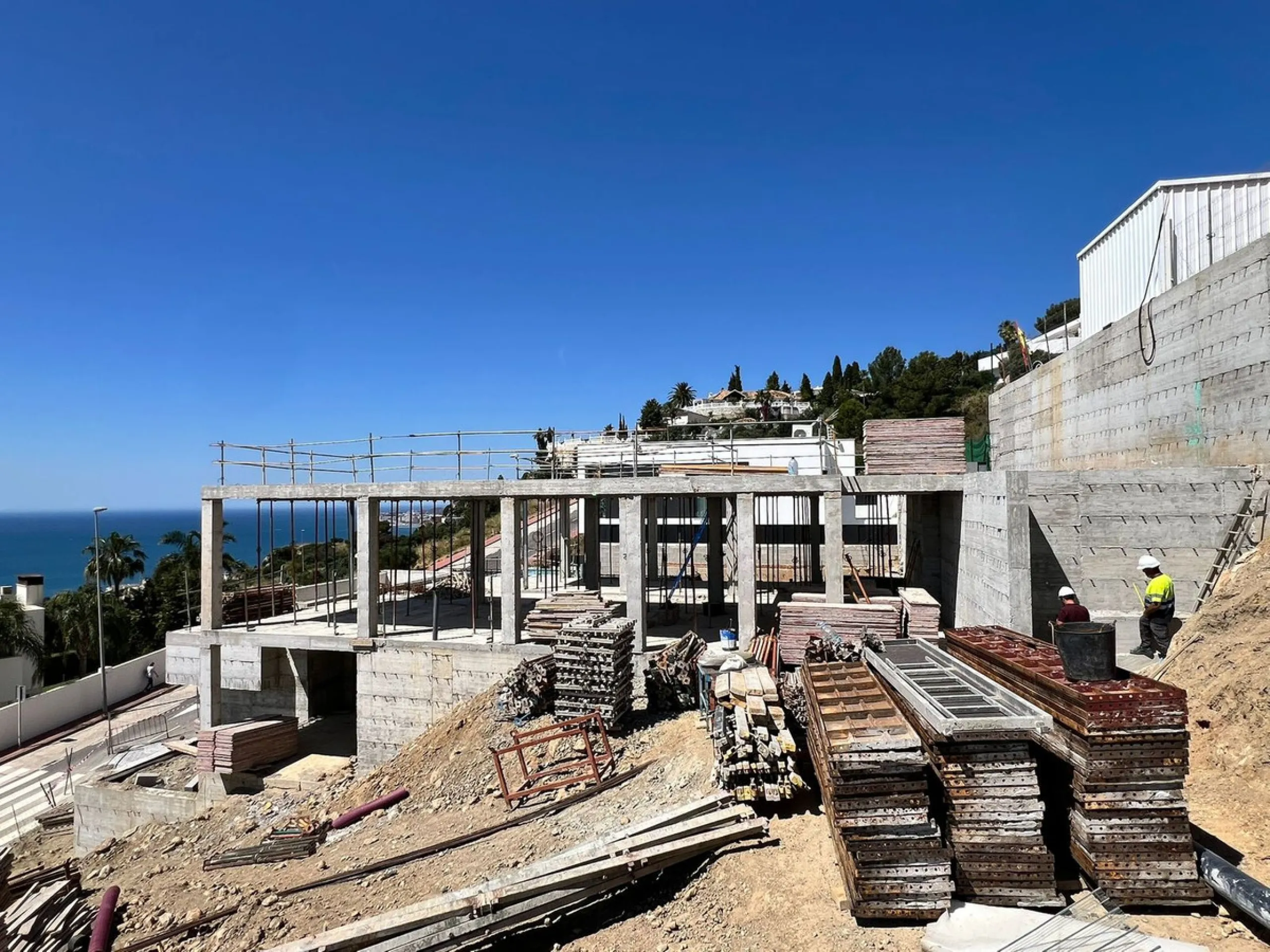 Located next to La Capellanía, just five minutes from the charming Benalmádena Pueblo and directly beneath the iconic Buddhist Stupa in Retamar, this exceptional single-level villa has been designed by one of Spain's most award-winning architects. Every l