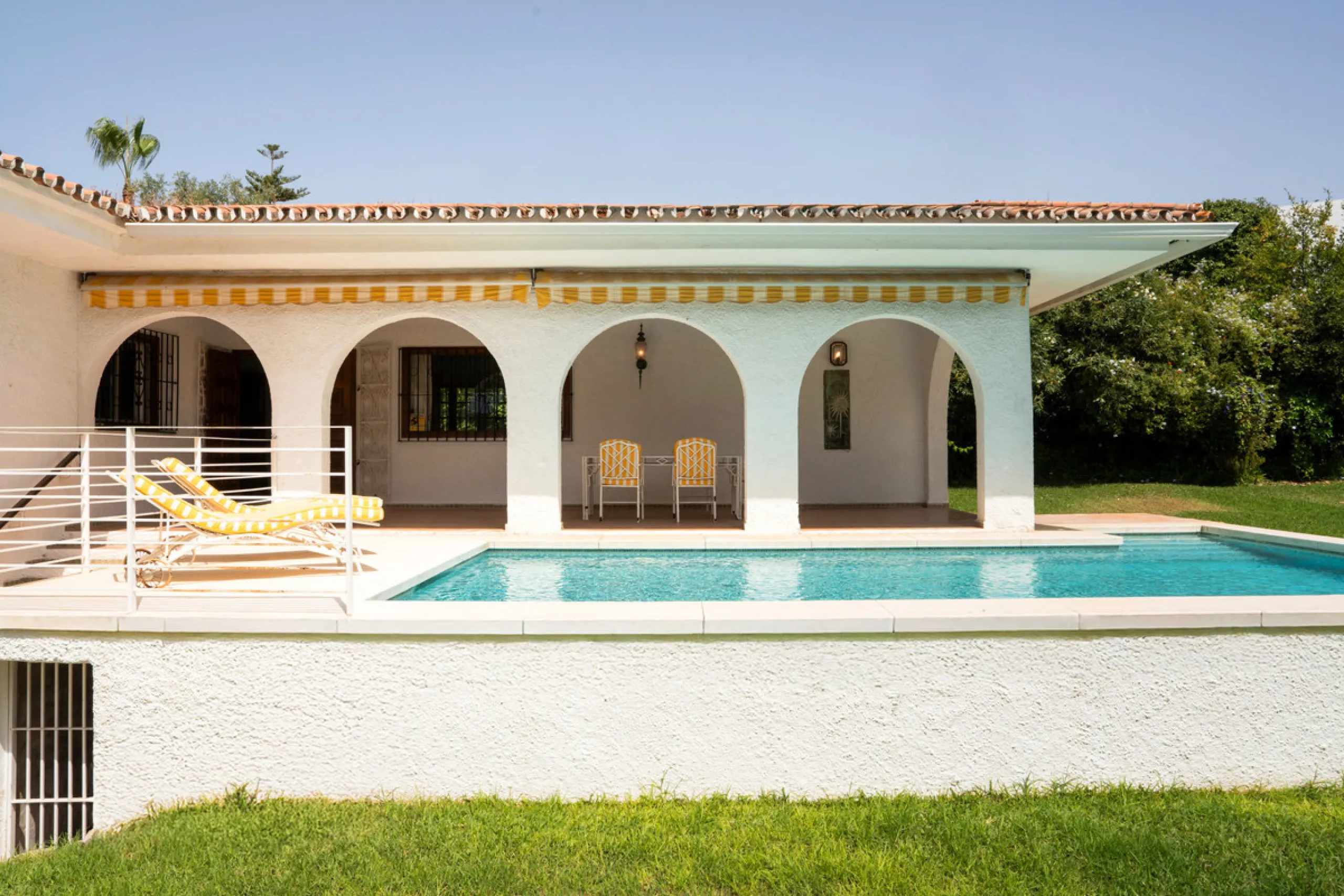 House - Detached Villa в продаже в Marbella, Málaga. В доме 3 спален и 2 ванных комнат. Площадь дома 211 м². Площадь участка 1262 м²