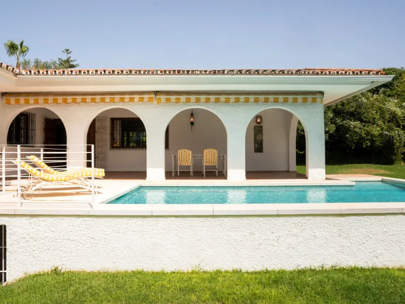 House - Detached Villa в продаже в Marbella, Málaga. В доме 3 спален и 2 ванных комнат. Площадь дома 211 м². Площадь участка 1262 м²